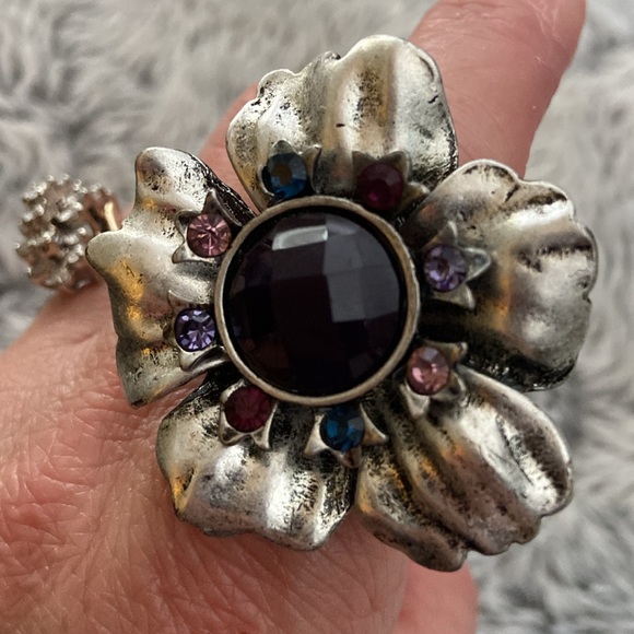 Beautiful silver tone flower 🌸 ring stretch band size 6.5 + - Picture 8 of 13